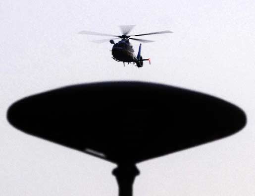 一架警用直升机在世博园��Z���I����行空中��E�?