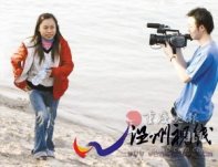 鳳姐回母校因?yàn)殚L相特別 學(xué)校保安不放行