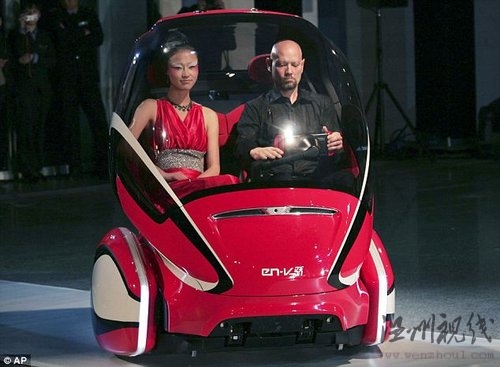 太空時代微型汽車:與車輛“通話”避免碰撞\"