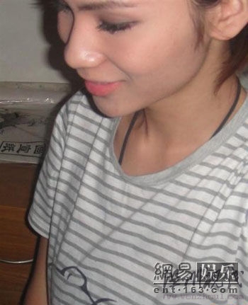 劉著的脖子上清晰可見(jiàn)女性內(nèi)衣的肩帶。