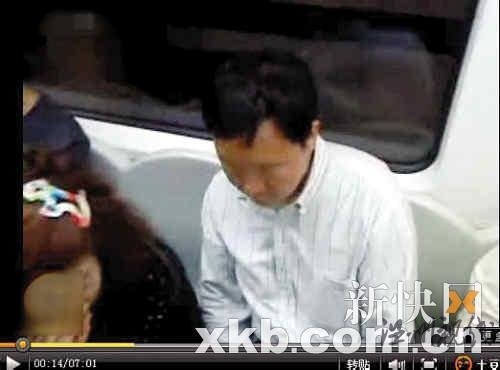 地鐵男裝睡侵犯女乘客視頻網上熱傳遭人肉