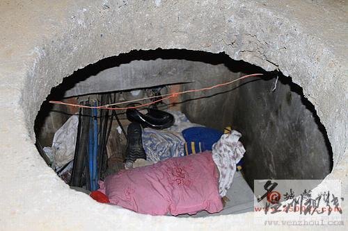 組圖：蘇州男子蝸居井下 門板寫滿哀嘆語句