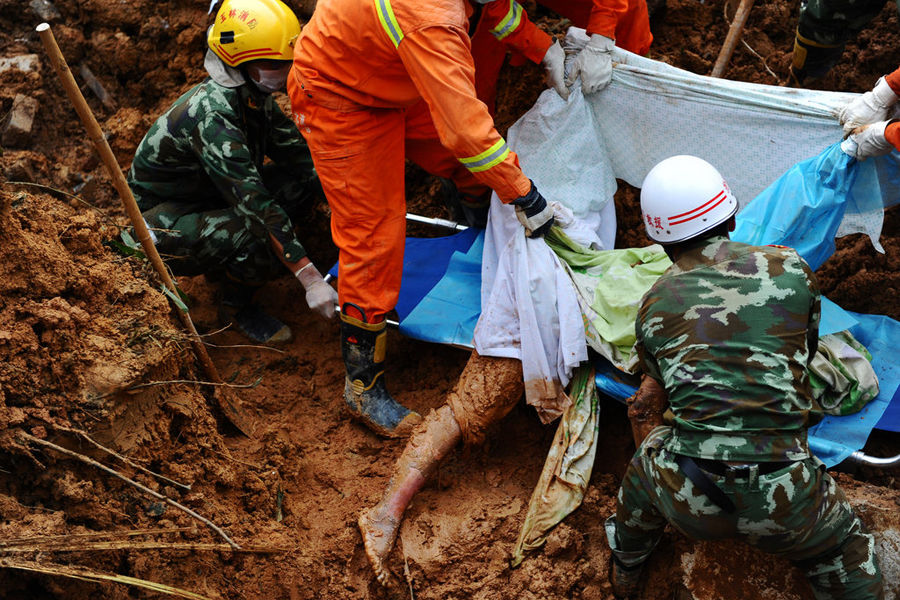廣西玉林市容縣一家11口被泥石流掩埋