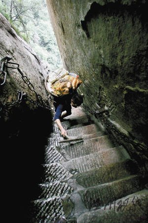 華山第一險(xiǎn)道“千尺幢”與地面幾乎呈80度,何天武背著60多斤的菜,一只手還要拿著拐杖,只能艱難爬行。