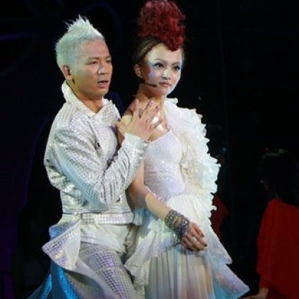 張韶涵上海華麗開唱 痛哭失聲跪地獻(xiàn)唱