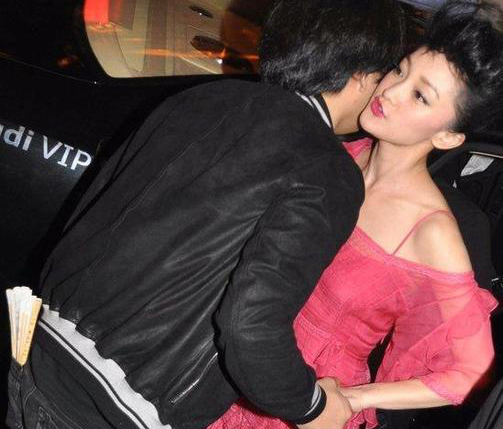 周迅被猥瑣老板熊抱拉手