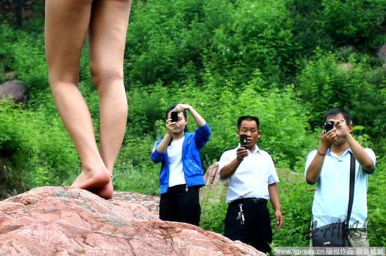 村民驅(qū)趕拍寫真裸女稱丟人現(xiàn)眼(組圖)