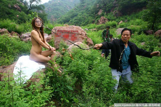 村民驅(qū)趕拍寫真裸女稱丟人現(xiàn)眼(組圖)