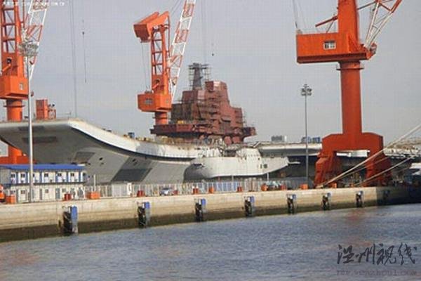 人民網資料圖：整修中的&ldquo;瓦良格&rdquo;號航母。