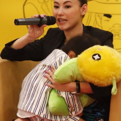 張柏芝攜Lucas助陣周星馳 影迷追捧產(chǎn)后首度復(fù)出的張