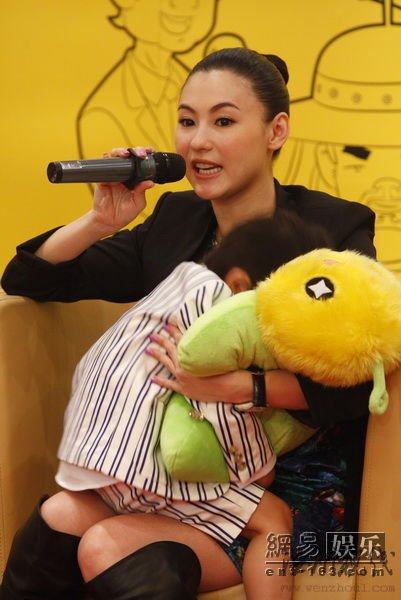 張柏芝眼睛含淚。