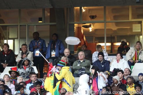 世界杯賽場滑稽一幕球迷將避孕套吹成氣球傳遞(圖)