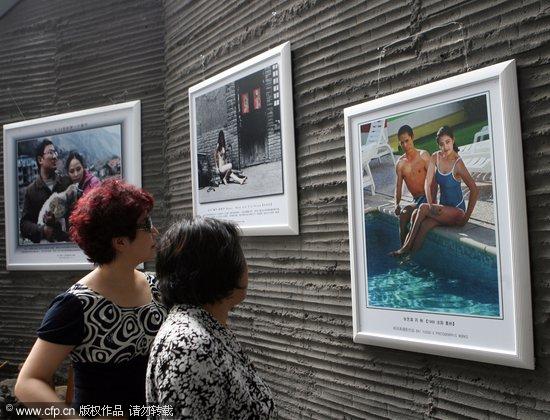 張藝謀鞏俐當年親密泳裝照公開展出