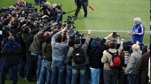 多梅內(nèi)克宣讀隊員罷訓聲明：反對足協(xié)開除阿內(nèi)爾卡