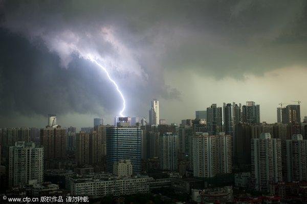 2010年6月21日16時許,廣州烏云密布,驚雷閃電劃破天空。攝影： 賈朔/CFP