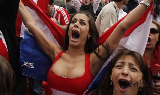 巴拉圭乳神走光美胸露點(diǎn)日本球迷倒戈溺春色(圖)