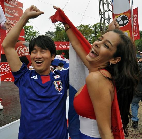 巴拉圭乳神走光美胸露點(diǎn)日本球迷倒戈溺春色(圖)