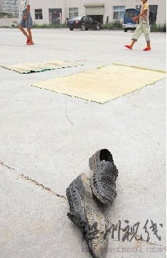 女子駕車碾壓農(nóng)民工后多次返回現(xiàn)場沖撞人群(圖)