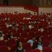 百位富二代進(jìn)京學(xué)帝位繼承 身背LV課堂昏睡