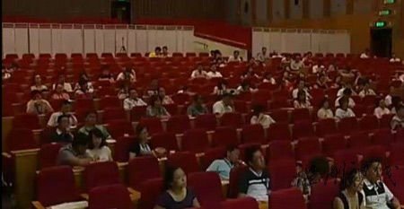 百位富二代進京學帝位繼承 身背LV課堂昏睡