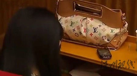 百位富二代進京學帝位繼承 身背LV課堂昏睡