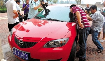 這就是當晚連撞數(shù)人的紅色馬自達轎車