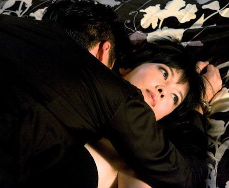 昔日玉女周慧敏新片激情戲曝光,陳偉霆稱伏在周小姐身上真是很緊張