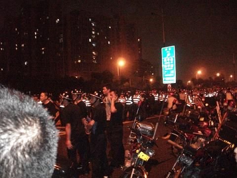 政府賣爭(zhēng)議地給房地產(chǎn)商 護(hù)地老婦被踹飛(組圖)