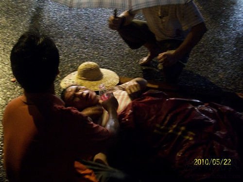 村民遭到辣椒槍噴射,一村民當(dāng)場(chǎng)被噴暈倒。