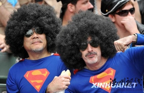 奇趣組圖：橄欖球賽上扮相各異的球迷