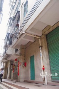 村長疑因陪副區(qū)長喝酒后猝死衛(wèi)生間(圖)