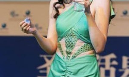 <b>劉亦菲嬌俏綠裙襯白嫩雪肌 自稱保養靠多喝水</b>