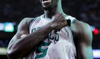 巨盾在手綠軍無所畏懼 KG面前2000萬先生變廢柴