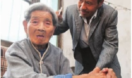 <b>男子供養癱瘓老人11年 老婆不理解曾離家2次</b>