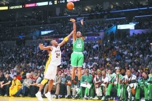 光榮屬于老兵。將滿35歲的雷·阿倫創下總決賽半場、單場三分球命中數兩大紀錄。