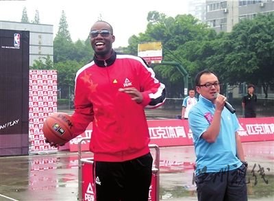 蘭德里開心秀球技。