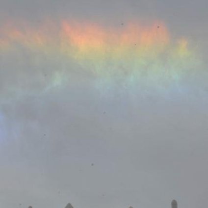 銀川上空出現(xiàn)日暈奇觀 伴隨罕見七色彩云(圖)