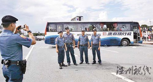 菲律賓警察在香港游客遭劫現場拍照留念
