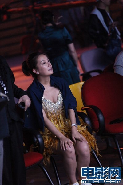 獨(dú)家曝光:趙薇深夜彩排 著金色低胸衣從天而降