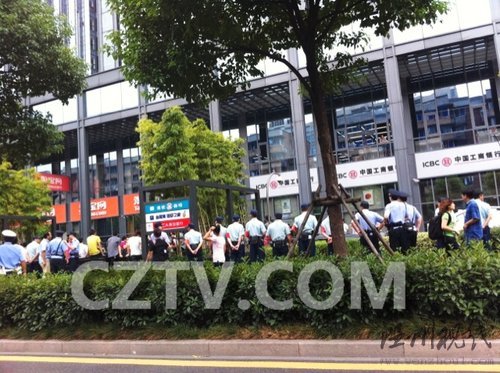 淘寶網杭州總部遭圍堵 上百警察現場勸導(圖)