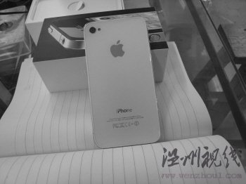 DIY后的白色iPhone 4。瑤瑤 攝