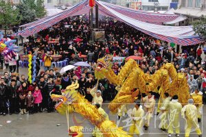千姿百態的花燈讓周岙成為燈的海洋。 錢勝益 周吉敏 攝