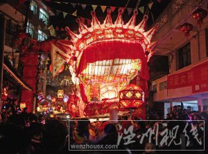 千姿百態的花燈讓周岙成為燈的海洋。 錢勝益 周吉敏 攝