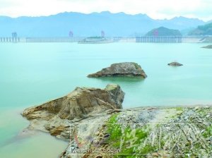 23日，三峽水庫壩前水位降至152.95米，庫底山巖露出水面。