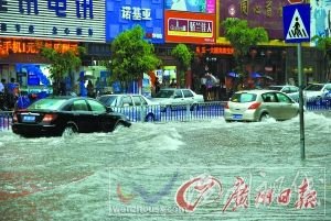 河源市區(qū)多條街道遭遇“水浸街”。