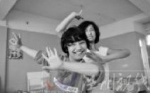 溫州解救12名被拐新疆孩子 今天被護(hù)送乘飛機(jī)回到烏