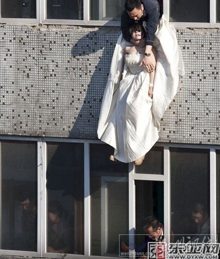 郭中凡緊緊抓住輕生女子