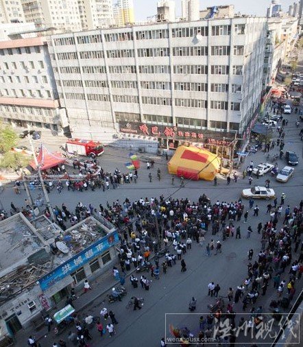 樓下圍觀的群眾