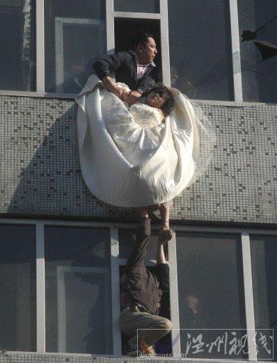 營(yíng)救人員施以援手