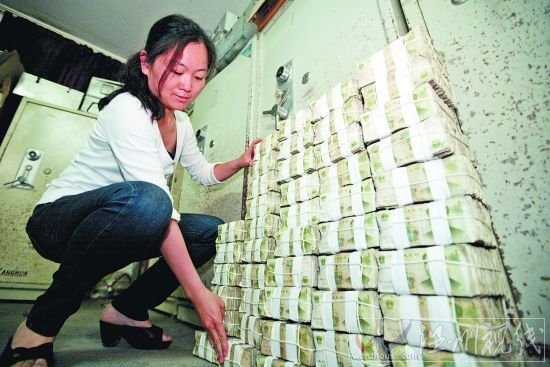 近一米高的一大疊錢還不到5萬元(來源:泉州晚報) 近一米高的一大疊錢還不到5萬元(來源:泉州晚報)